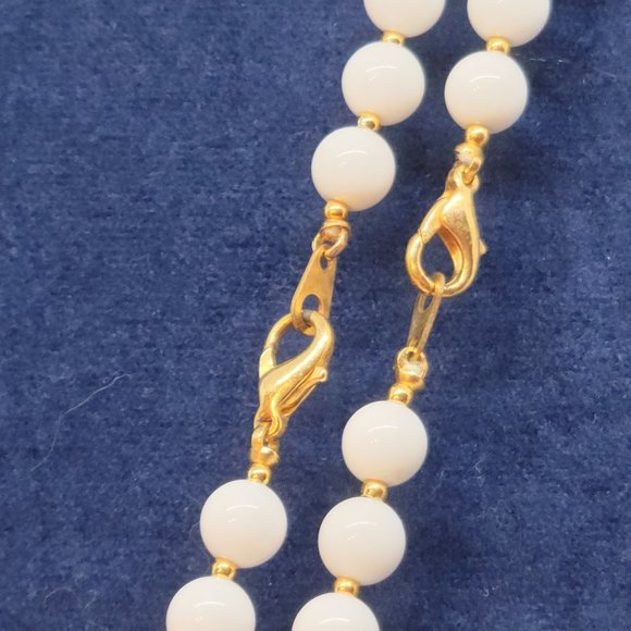 White plastic beaded necklace - set of 2 - Picture 2 of 3